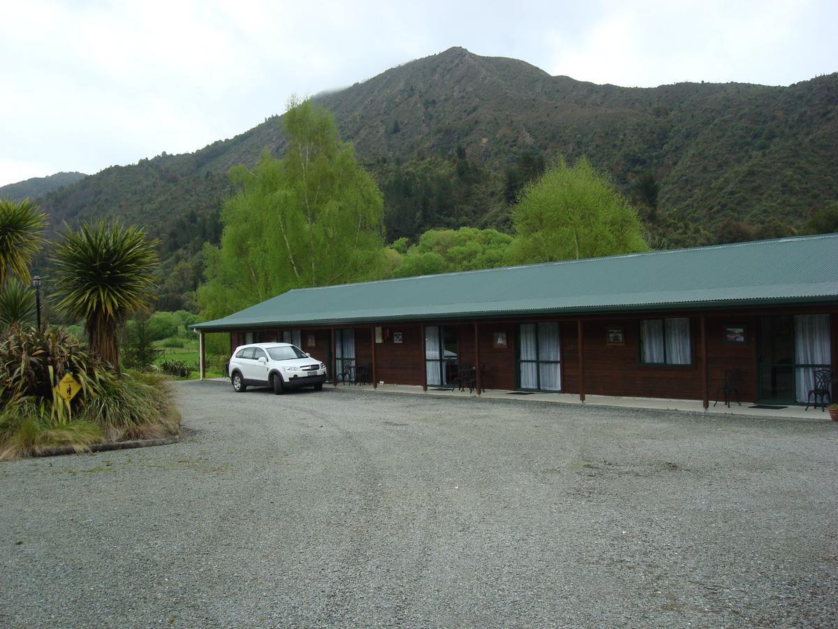 奇异岛汽车旅馆及假日公园酒店 默奇森 外观 照片